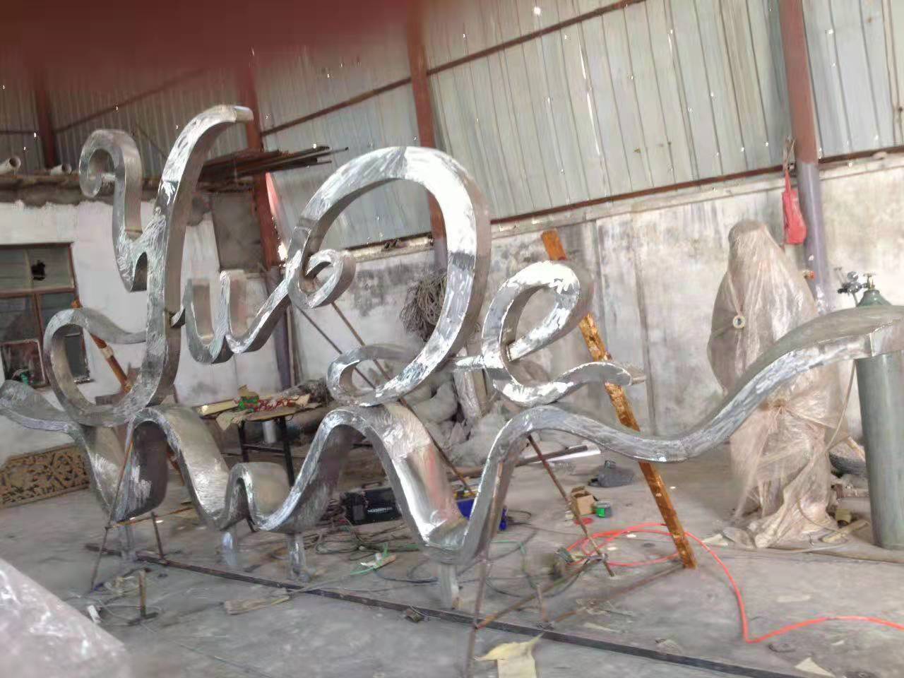 南京玻璃钢雕塑公司告诉你水泥石雕制作中的注意事项