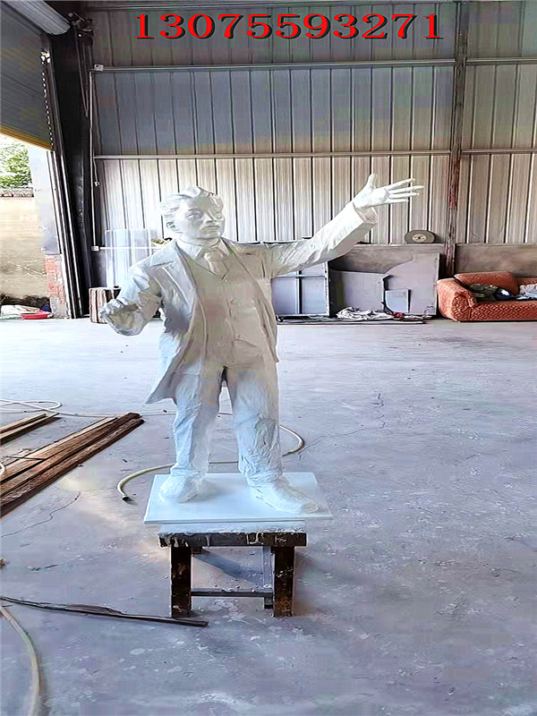 南京雕塑厂：人物景观雕塑制作时应该注意什么？